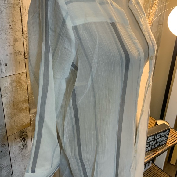 Garnet Hill long sheer button down. Size 2 - Picture 4 of 6